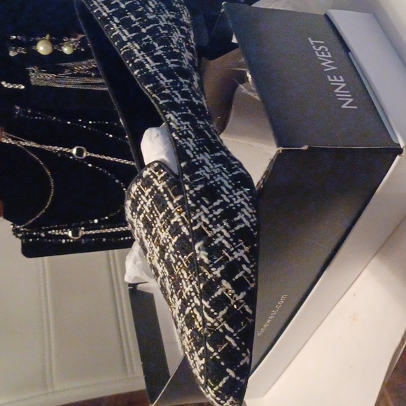 WOMEN'S FLATS BY NINE WEST, SIZE 11B, NEW IN BOX - Picture 2 of 5